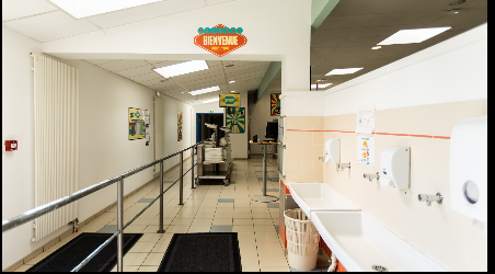 restaurant scolaire 1 Réfectoire lumineux grâce à des murs blancs, de nombreuses fenêtres et un parquais en bois clair.